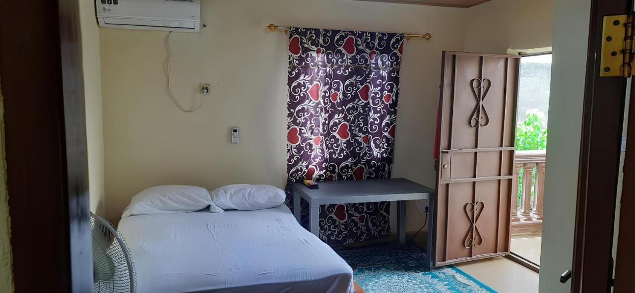 Yogi Home Stay Near Freetown Airport Экстерьер фото