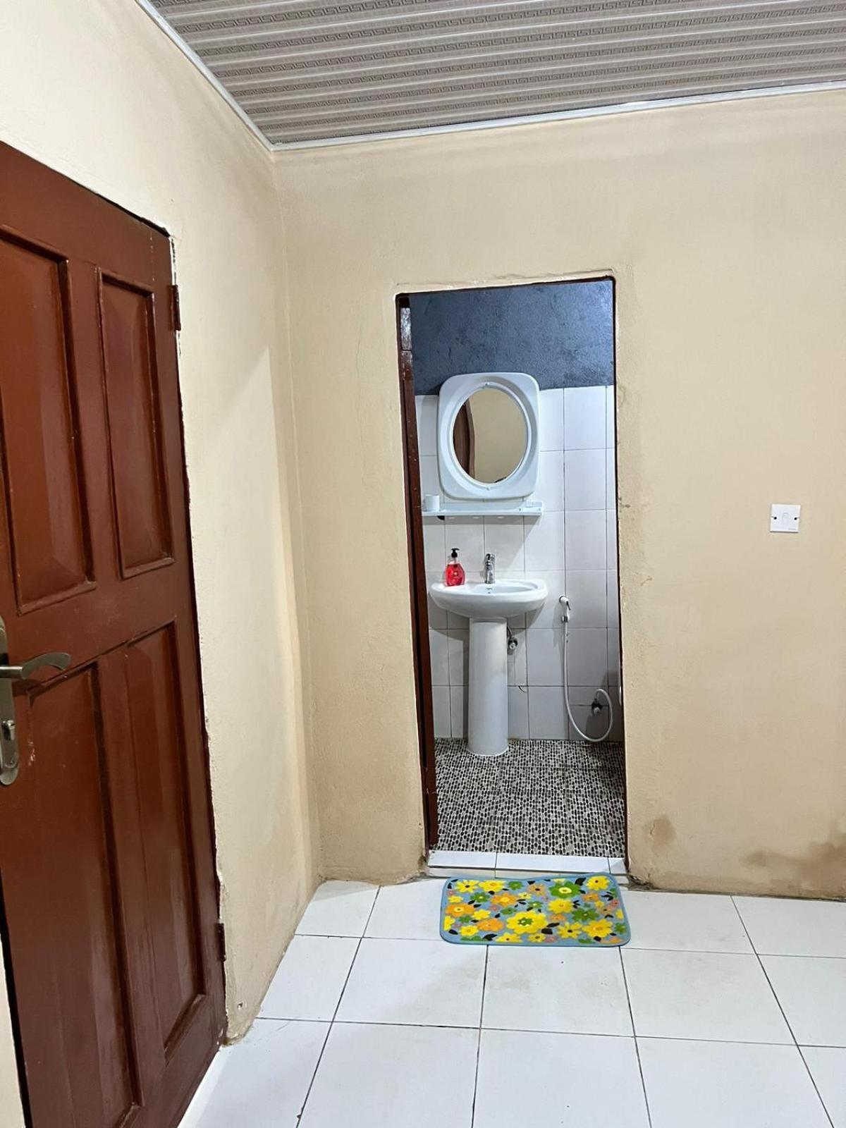 Yogi Home Stay Near Freetown Airport Экстерьер фото