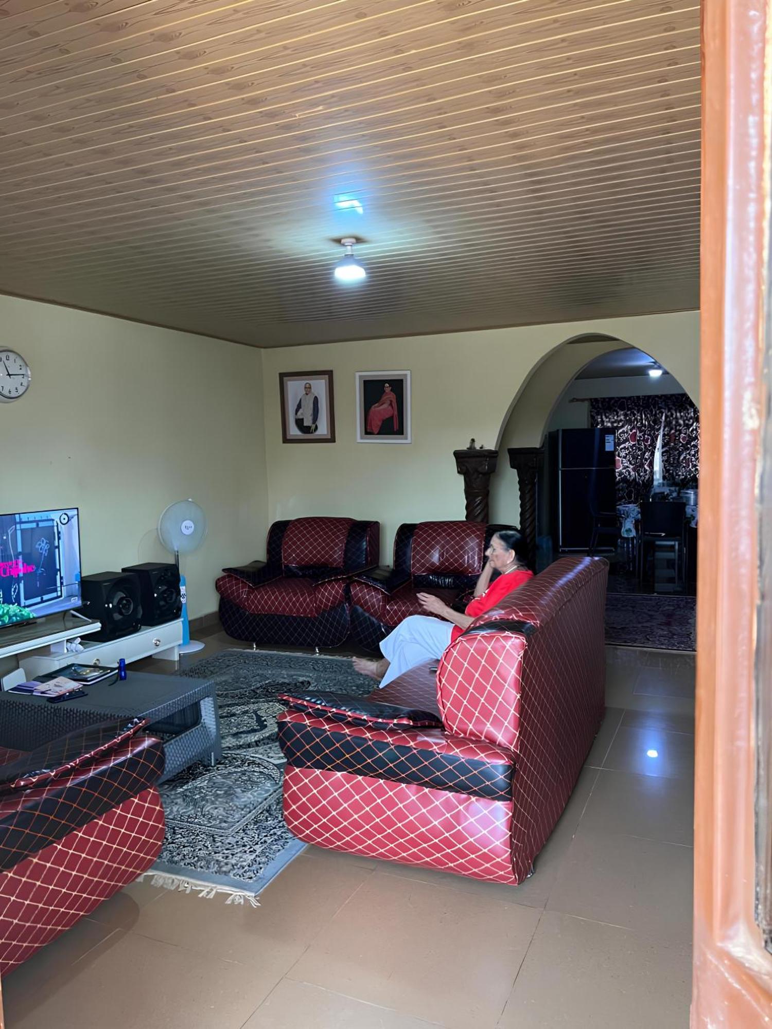 Yogi Home Stay Near Freetown Airport Экстерьер фото