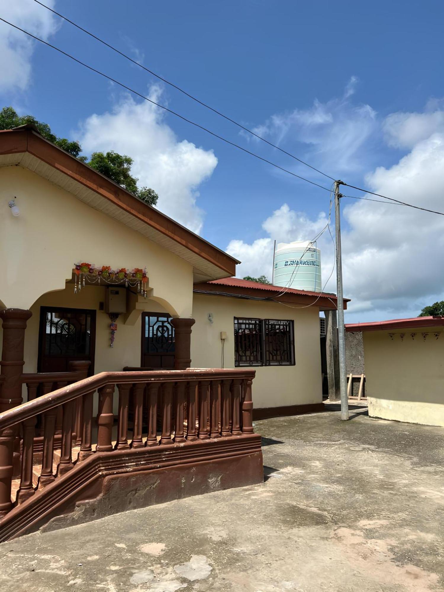 Yogi Home Stay Near Freetown Airport Экстерьер фото